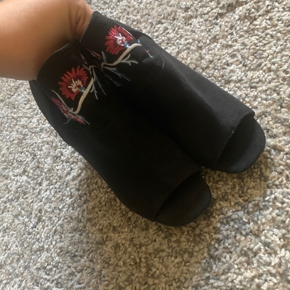 Carlos by Carlos Santana Black Leather Suede Heeled Boots with Floral Embroidery - Picture 7 of 7